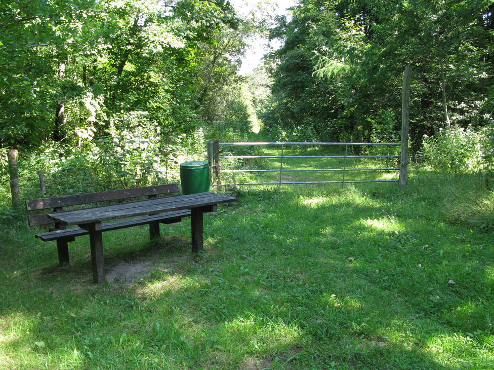 Een pikniktafel en hek
